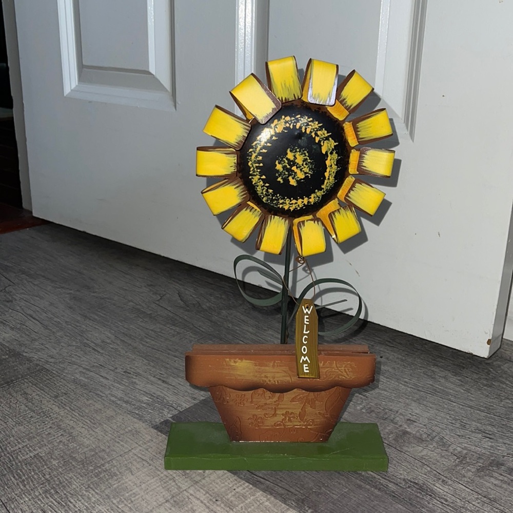 Metal and wood sunflower decor 🌻